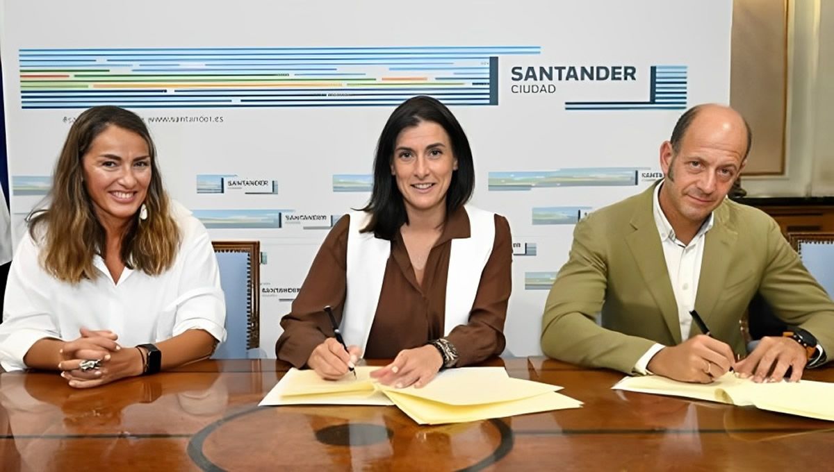 Firma del acuerdo entre el Ayuntamiento de Santander y el Colegio de Veterinarios de Cantabria. (Foto: Ayuntamiento de Santander)