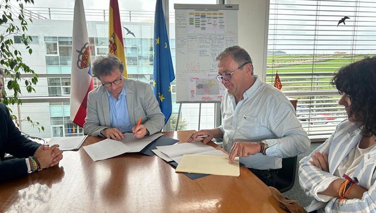 Pablo Palencia y Lorenzo González en la firma del acuerdo de colaboración. (Foto: Gobierno de Cantabria)