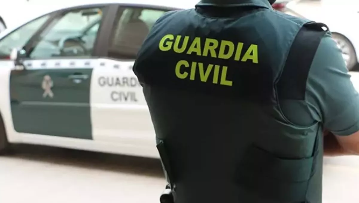 Efectivo de la Guardia Civil junto a un coche patrulla.  (Foto: Guardia Civil - Europa Press)
