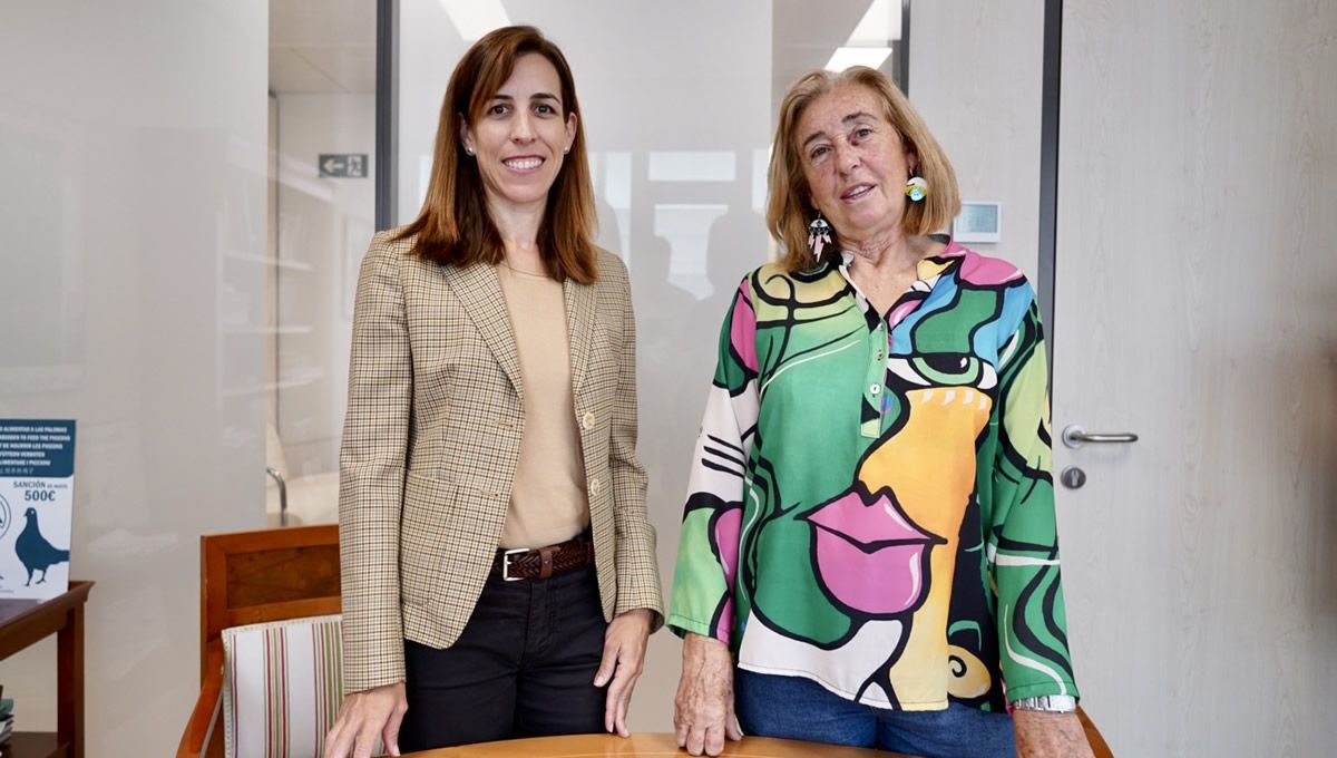 La concejala encargada de Sostenibilidad Medioambiental, Penélope Gómez, y la presidenta de la Sociedad Protectora de Animales y Plantas, Carmen Manzano. (Foto: Ayuntamiento de Málaga)