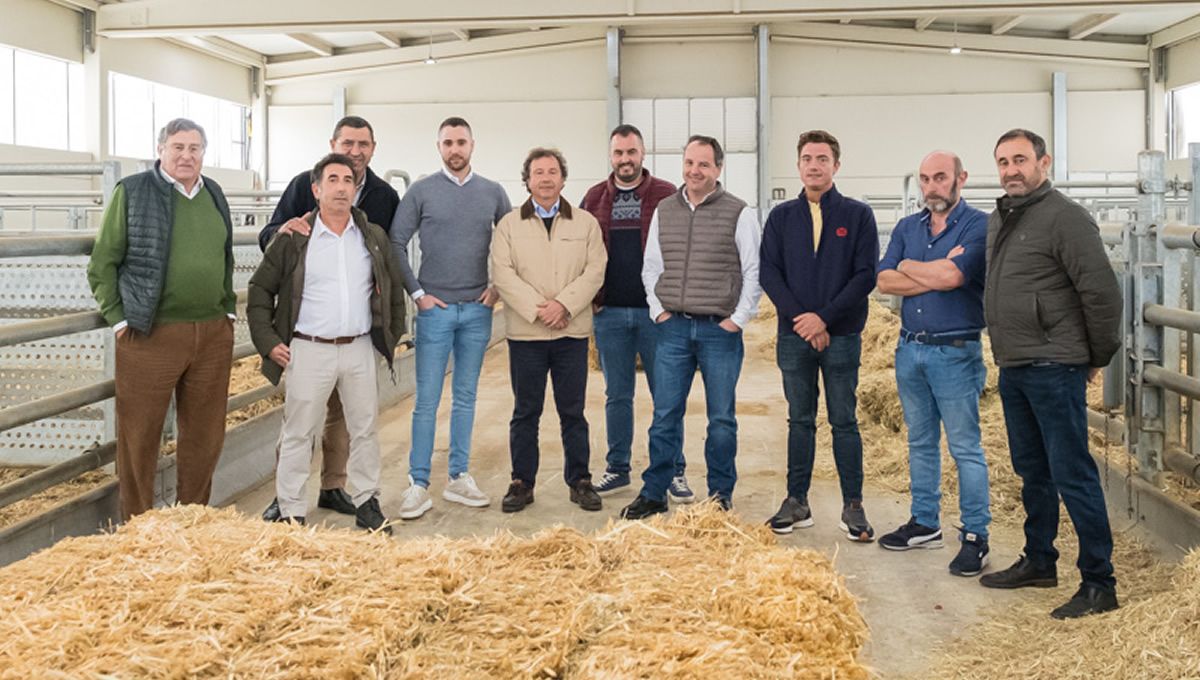 El consejero junto a varios representantes de las organizaciones profesionales agrarias y el alcalde de Ribamontán al Mar. (Foto: Gobierno de Cantabria)