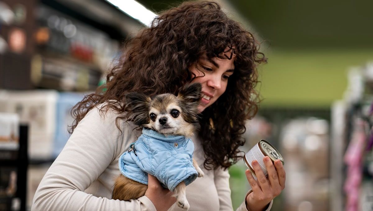 Persona con perro comprando. (Foto: Freepik)