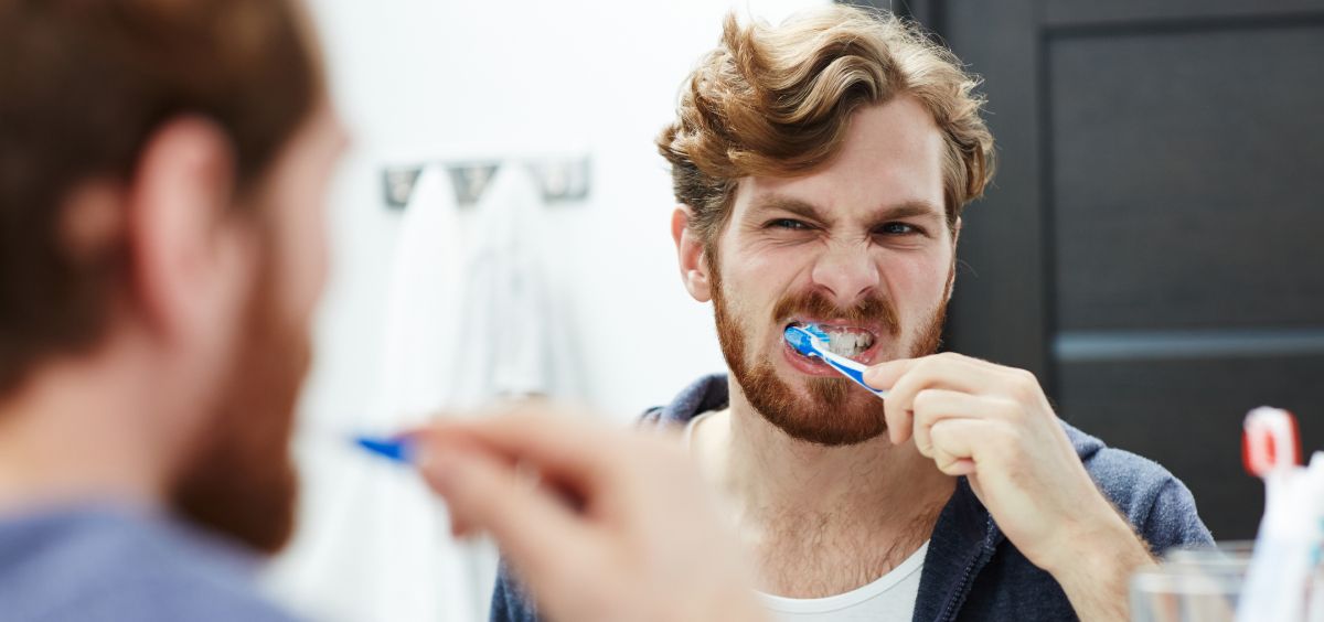 Hombre lavándose los dientes frente al espejo (Foto. Freepik)