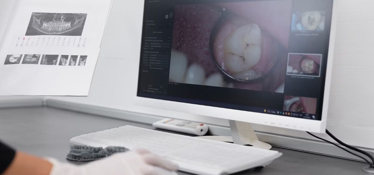Dentista analizando imagenes en un ordenador (Foto: Freepik)