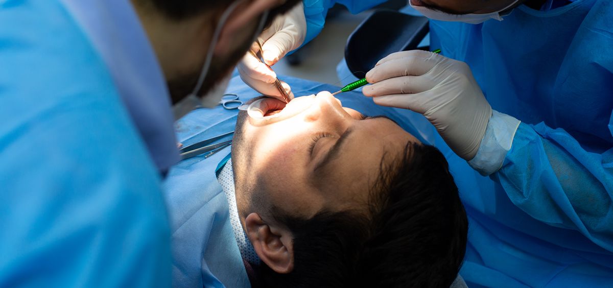 Cirugía dental (Foto: Freepik)