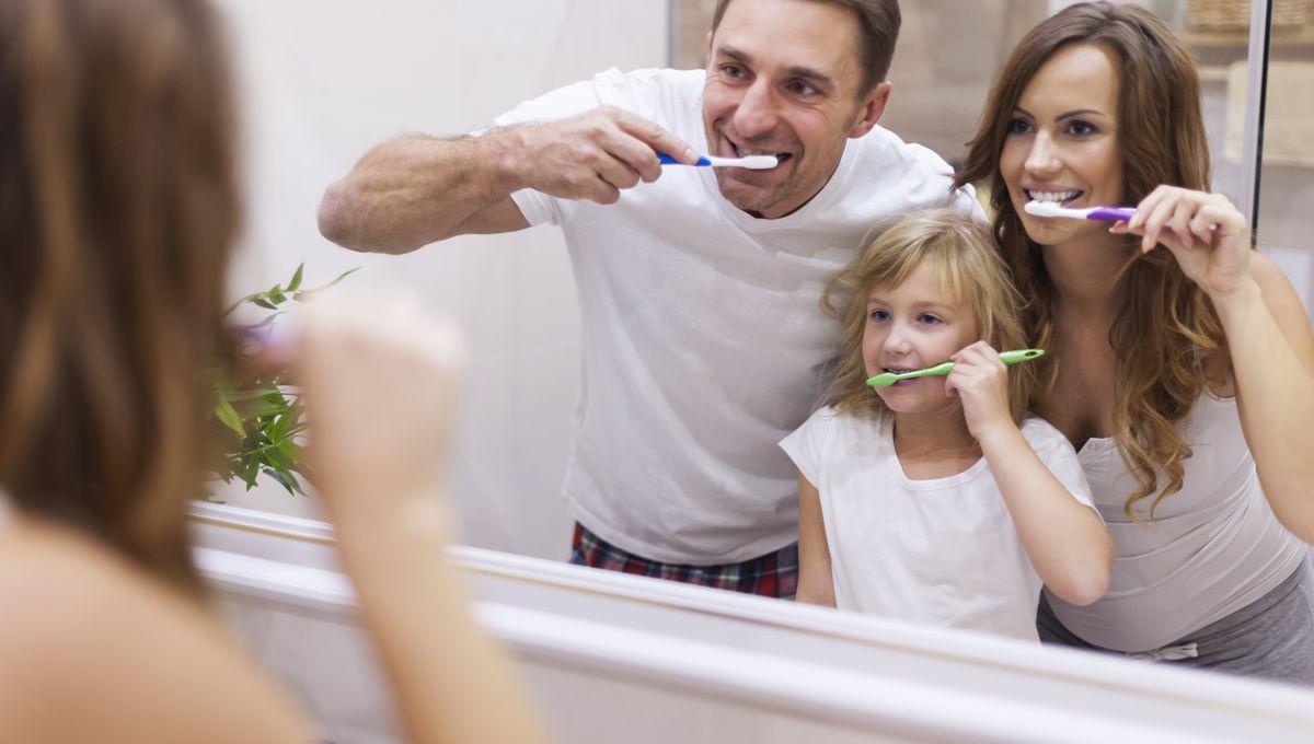 Familia lavandose los dientes (Foto: Freepik)