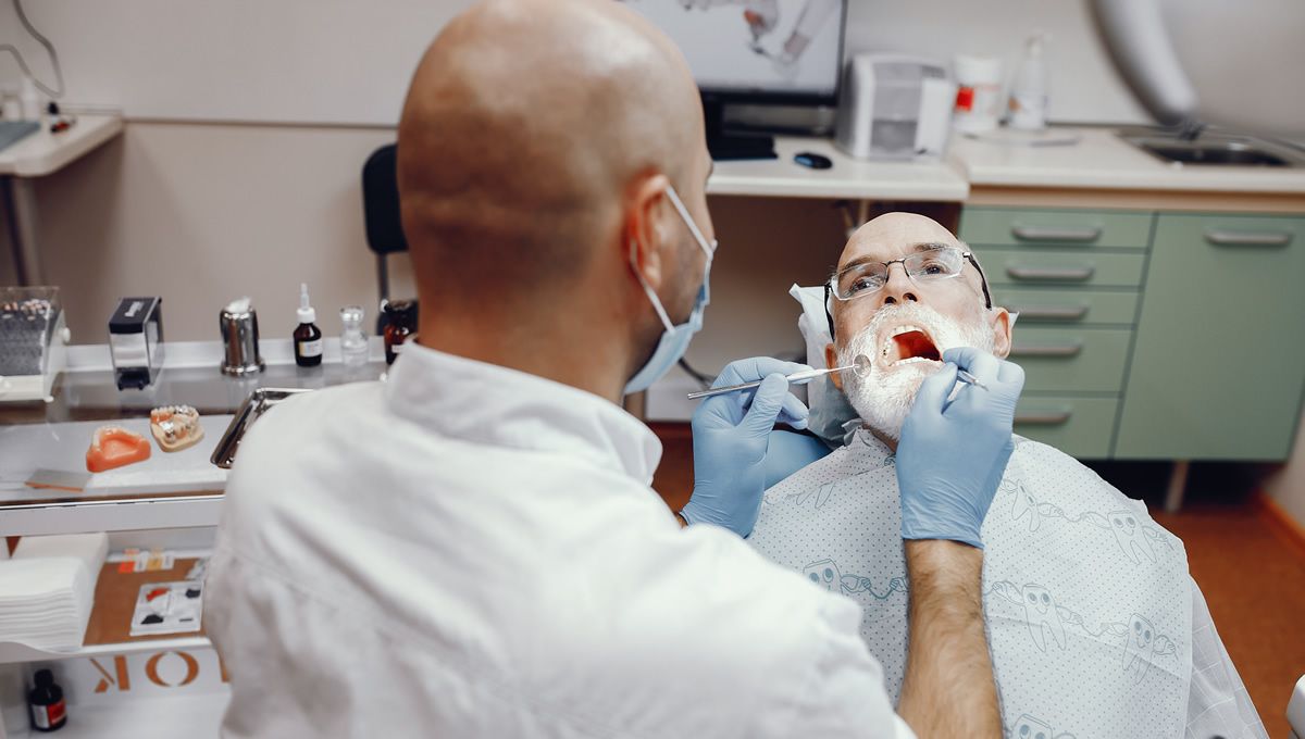Persona en consulta dental (Foto: Freepik)