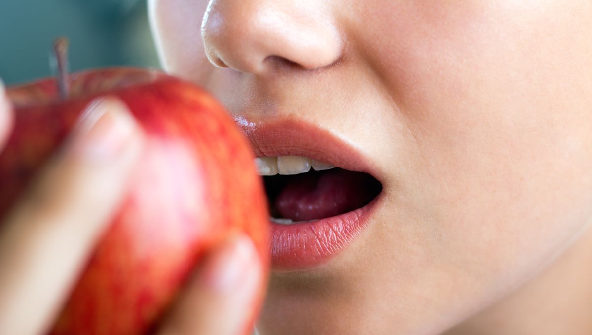 Mujer comiendo manzana (Foto: Freepik)