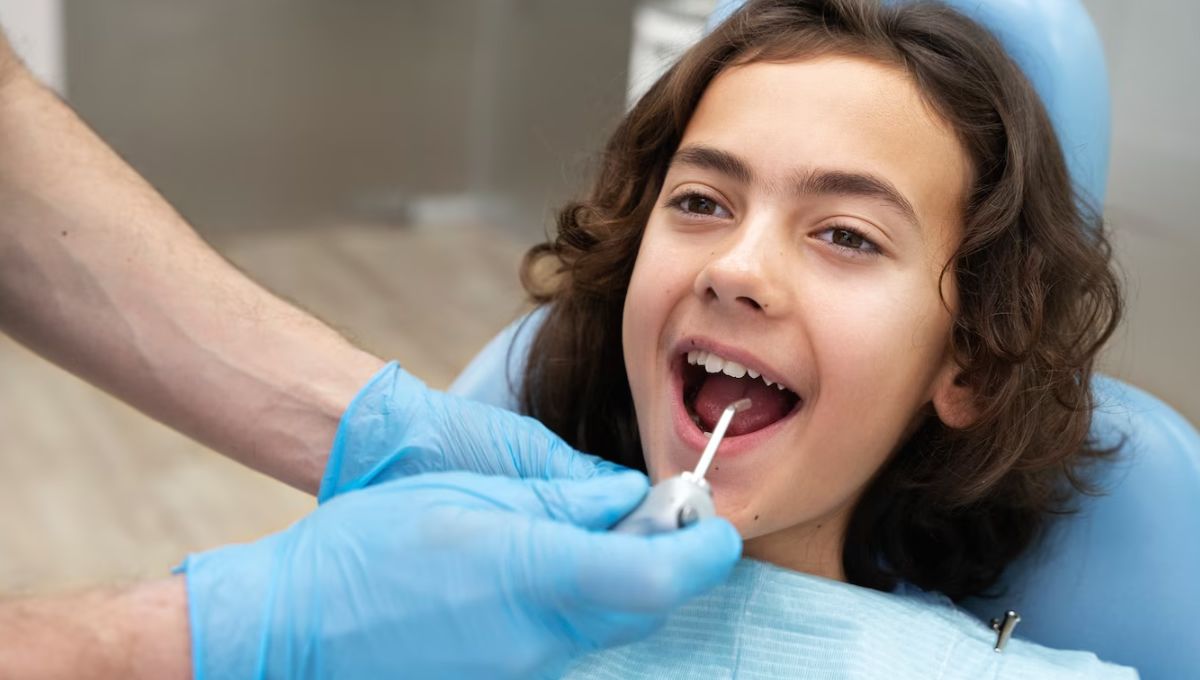 Niña en consulta dental (Foto: freepik)