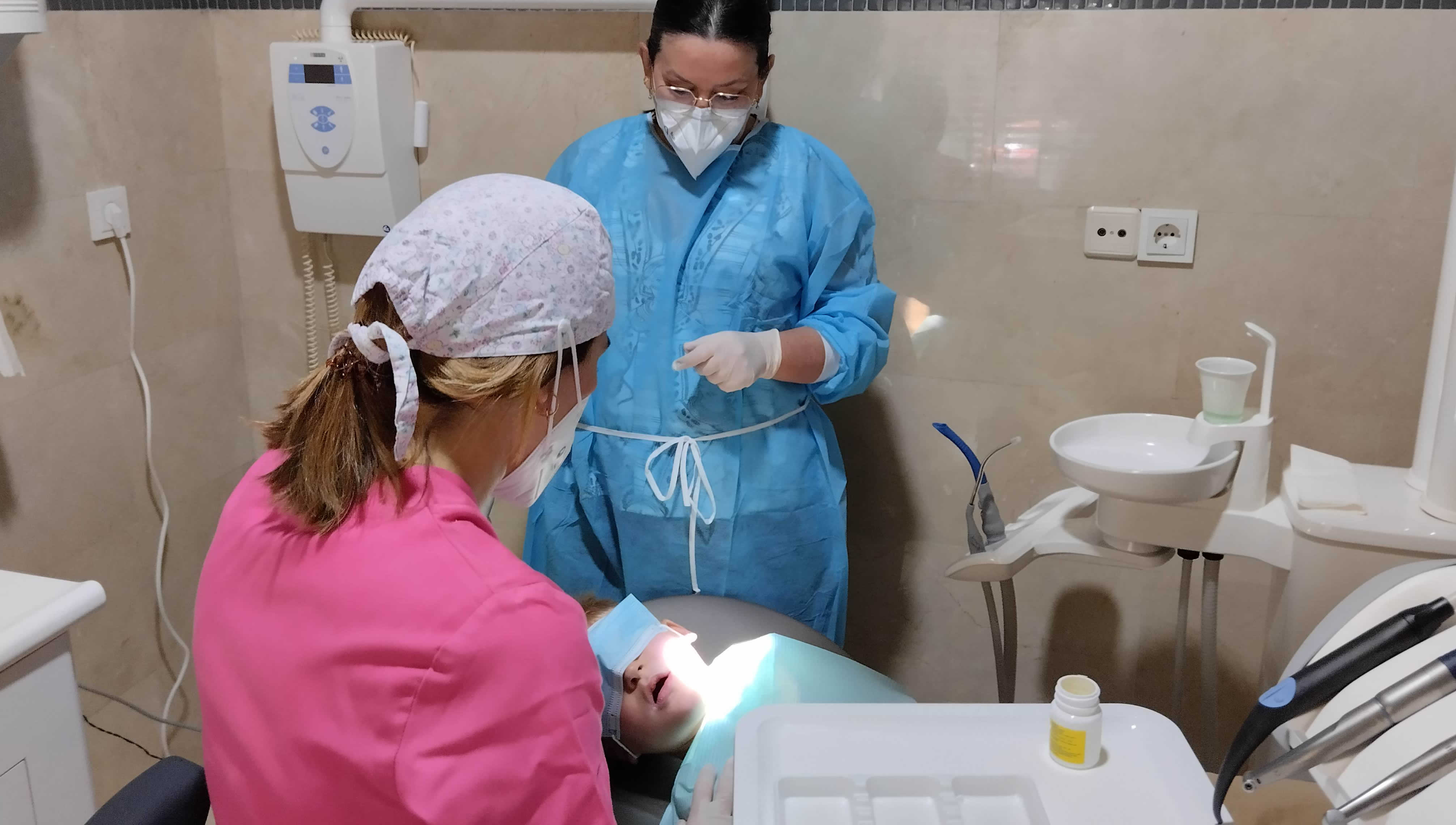 Una dentista atiende a un niño ucraniano (Foto: Colegio de Dentistas de Sevilla)