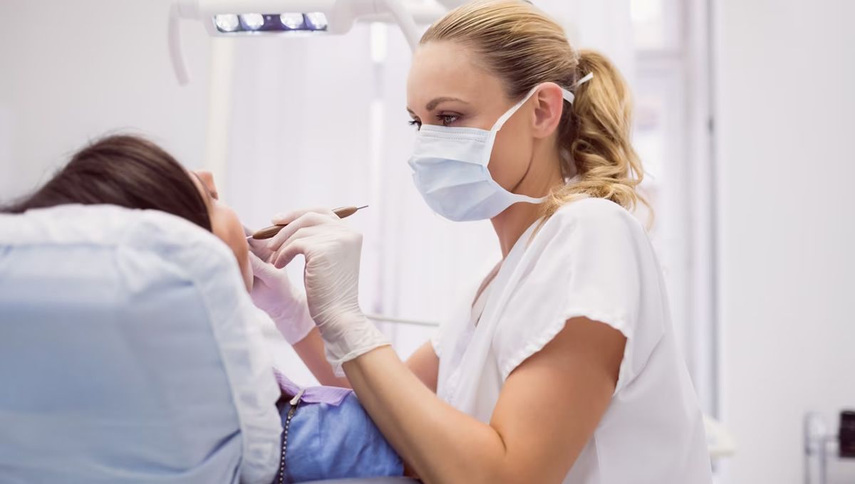 Dentista tratando a paciente (Foto: Freepik)