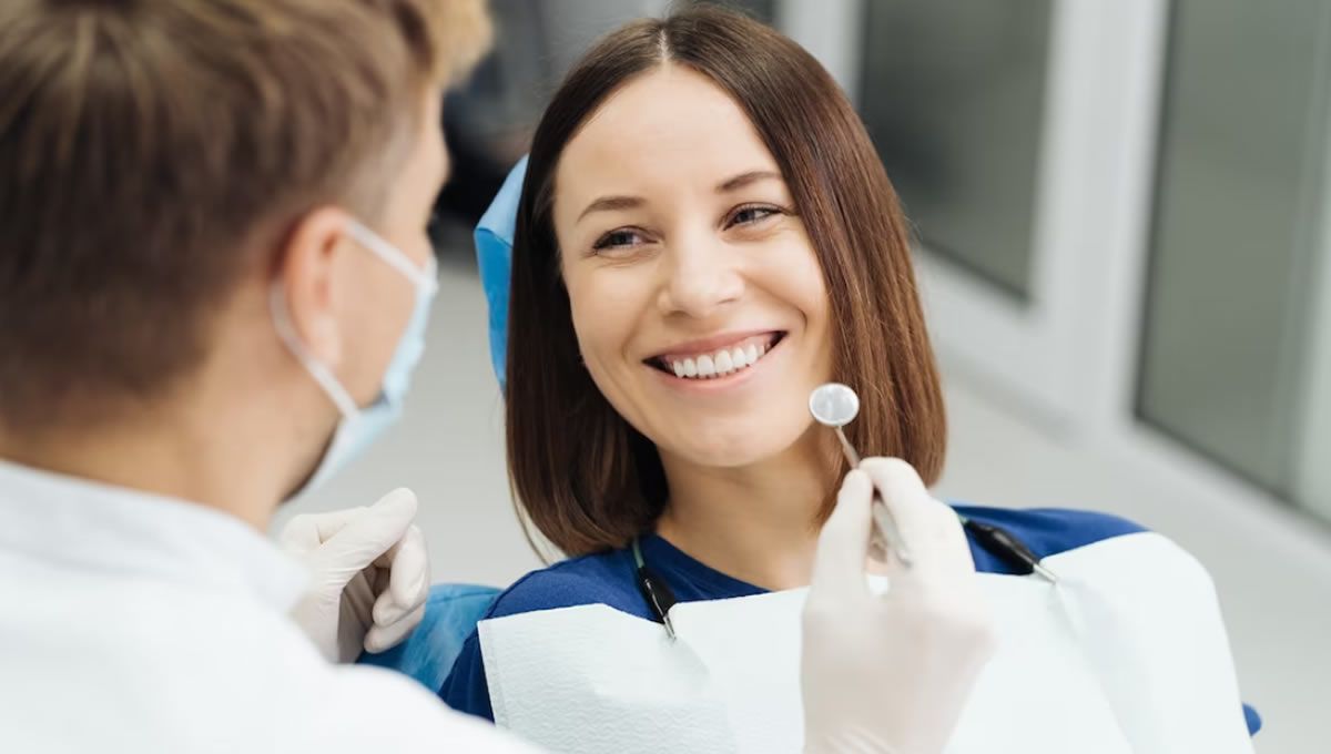 Paciente sonrie en una clinica dental (Fuente: Freepik)