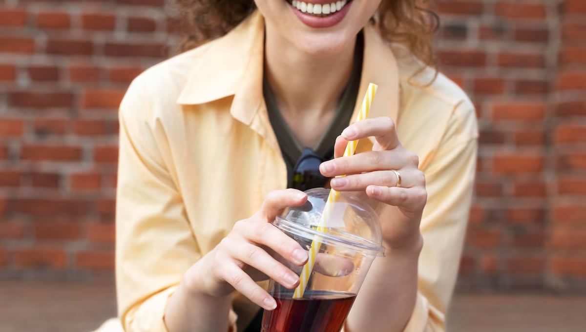 Mujer bebiendo refresco con pajita (Fuente: Freepik)
