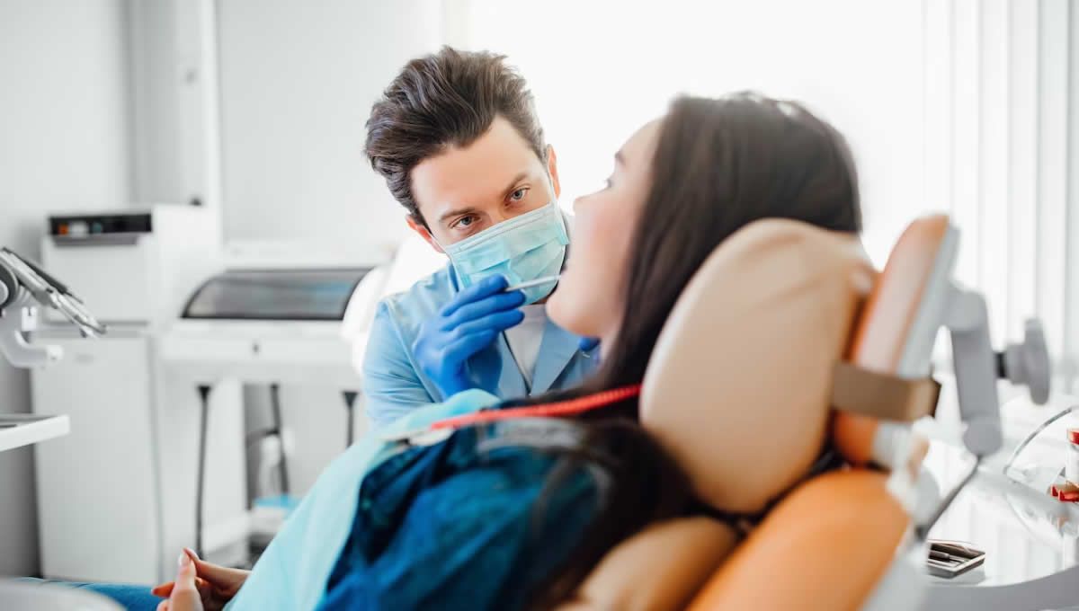 Dentista atendiendo a un paciente en consulta (Foto: Freepik)