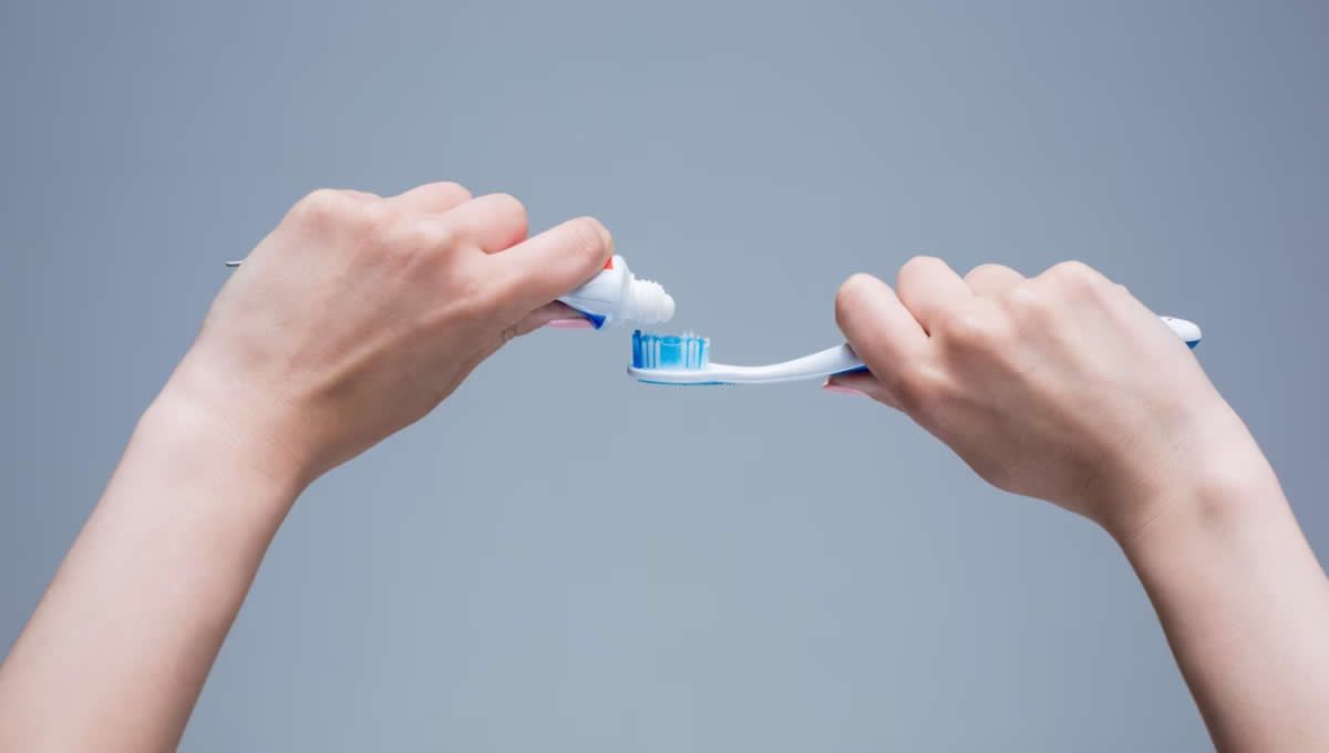 Limpieza dental con cepillo manual (Fuente: Freepik)