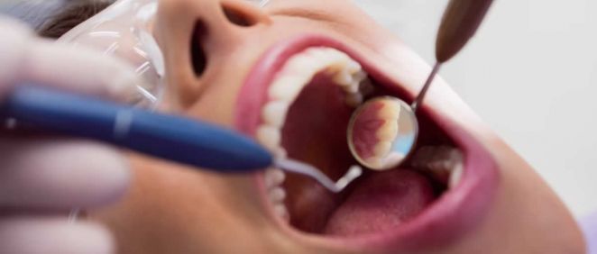 Dentista revisando caries en un paciente (Fuente: Freepik)