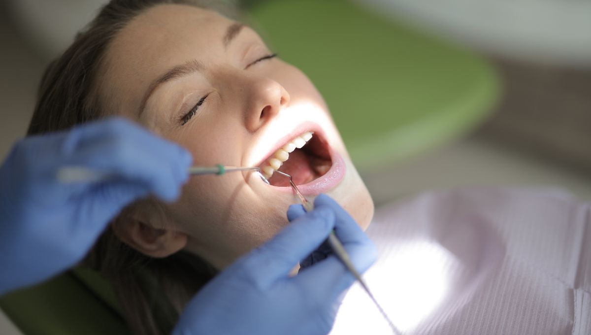 Paciente en revisión dental (Fuente: Canva)
