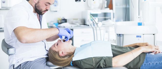 Dentista en una revisión (Foto: Freepik)