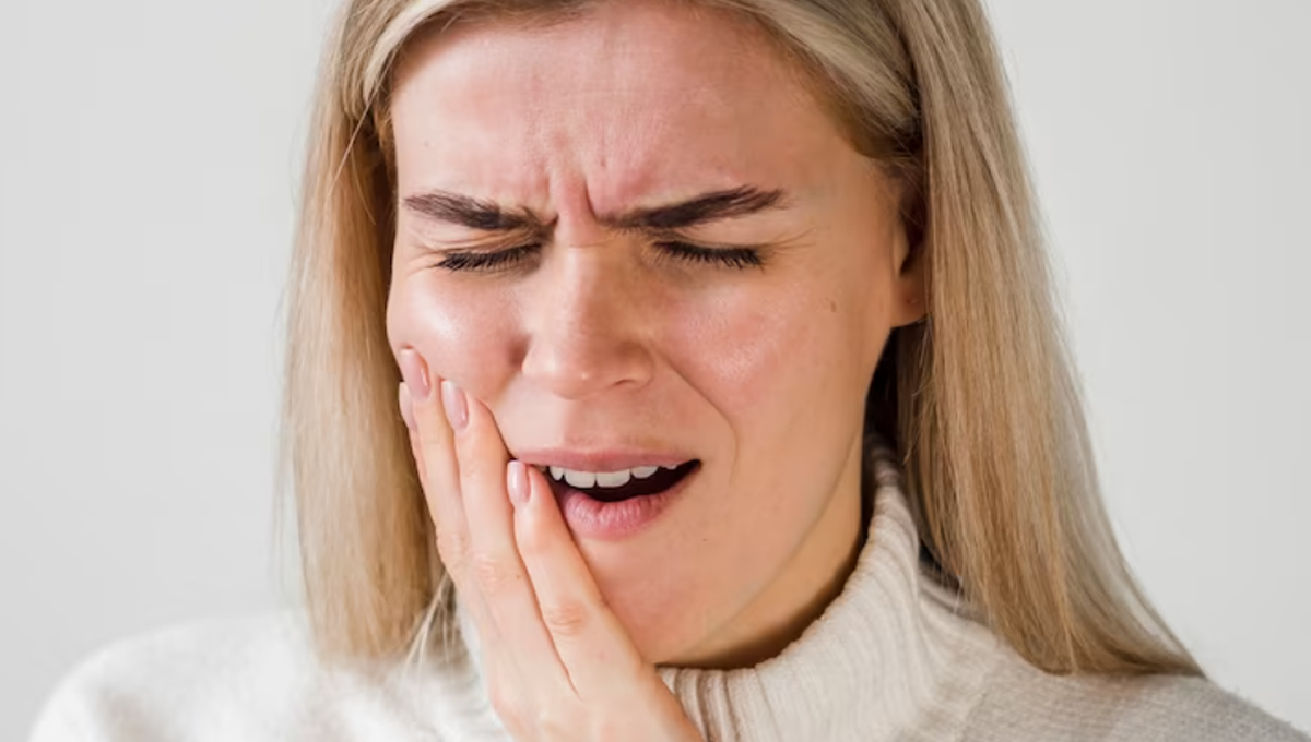 Mujer con dolor en los dientes por hipersensiblidad (Fuente: Freepik)
