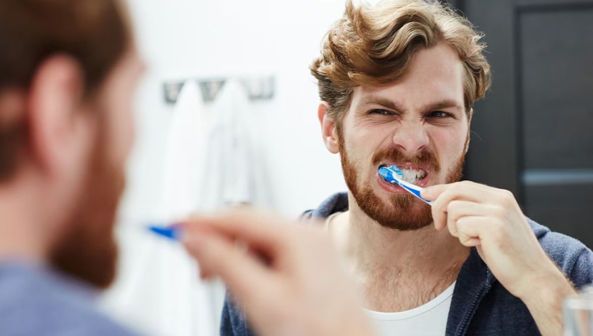 Hombre cepillandose los dientes (Fuente: Freepik)