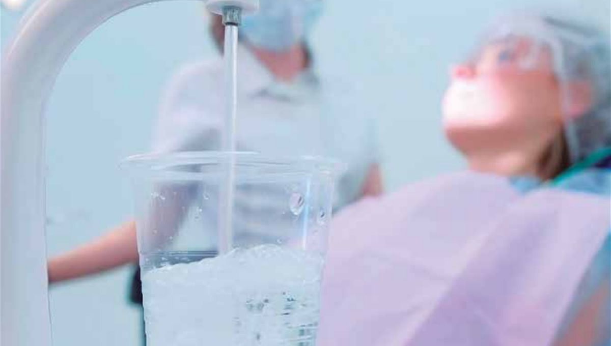 Vaso de agua en consulta de dentista Fuente Libro Blanco Consejo de Dentistas