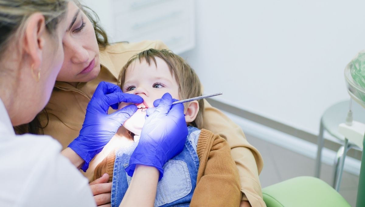 Revisión de un bebe en el dentista (Fuente: Canva)