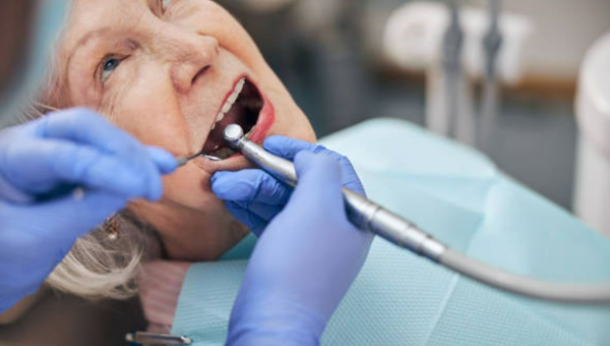 Persona mayor en la consulta del dentista (Fuente: CODB)