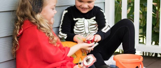 Niños con dulces de Halloween (Fuente: Freepik)