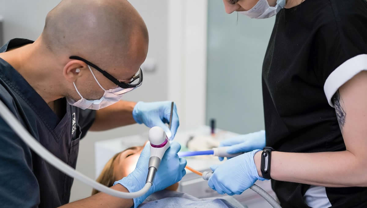 Dentista atendiendo a un paciente (Fuente: Freepik)