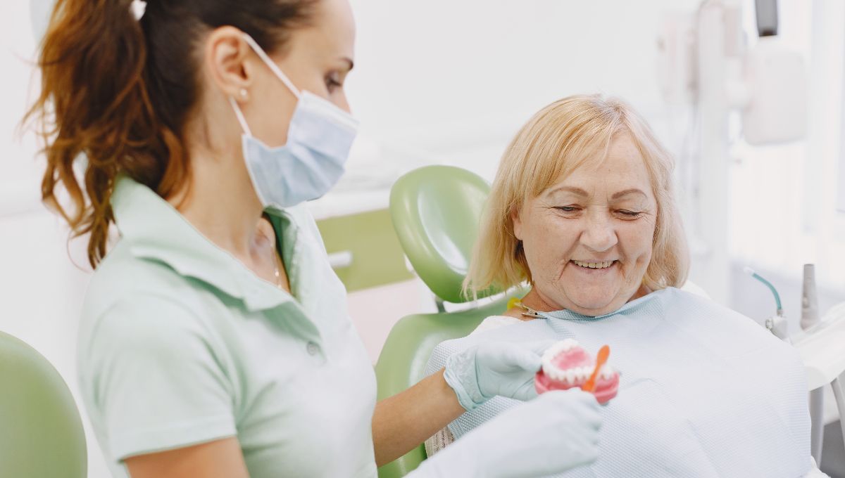 Persona mayor con una higienista dental (Fuente: Canva)