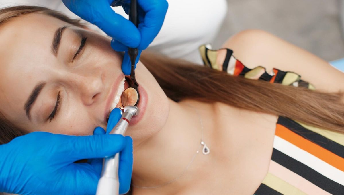 Mujer en consulta dental (Fuente: Freepik)