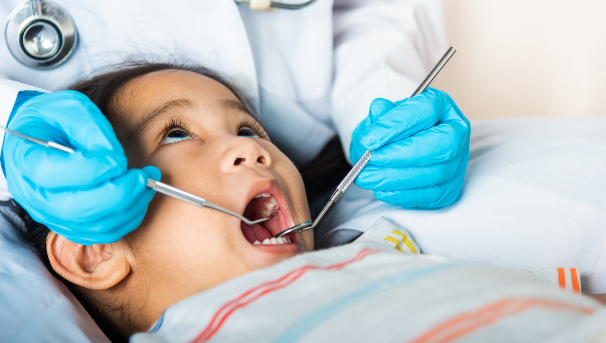 Una niña es revisada por un odontólogo (Fuente: Canva)