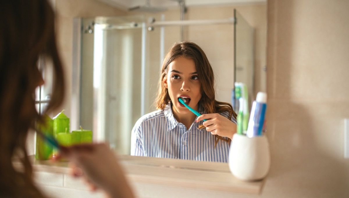 Mujer cepillándose los dientes (Fuente: Institutos Odontológicos)