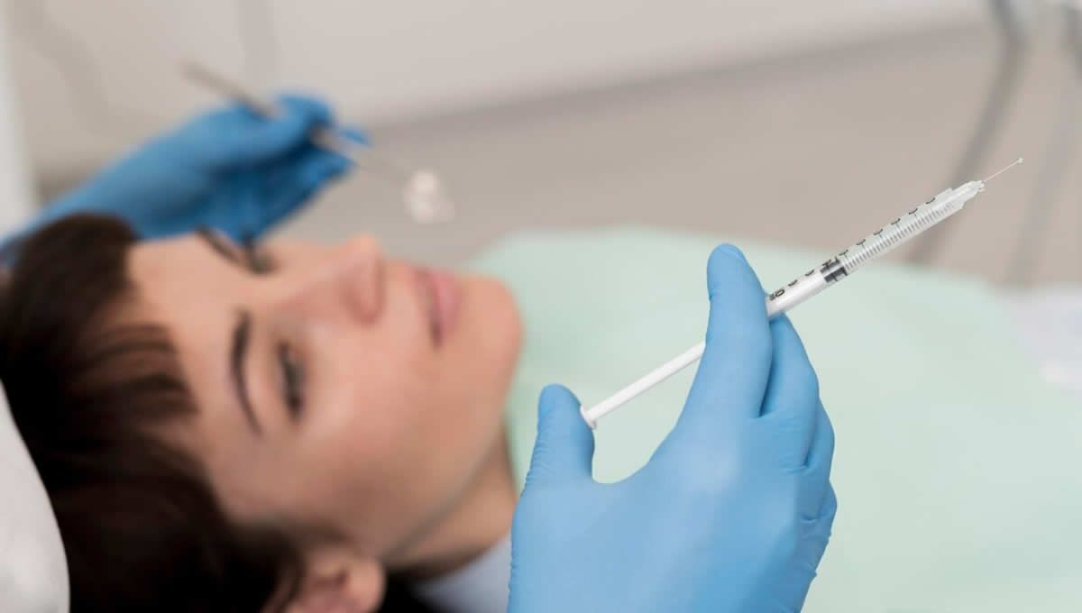 Paciente en la consulta de un dentista antes de un tratamiento con ácido hialurónico (Fuente: Freepik)