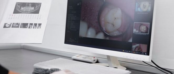 Dentista revisando las imagenes de la boca de un paciente (Fuente: Freepik)