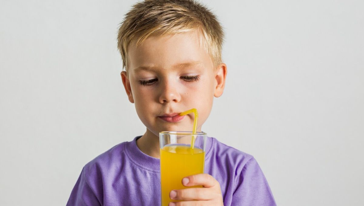 Niño inglés bebiendo un refresco (Fuente: Freepik)