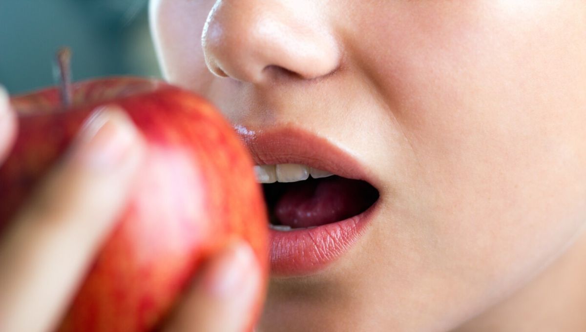 Mujer comiendo una manzana Fuente Freepik