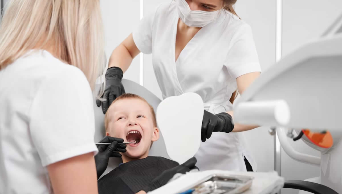 Dentista atiendo a un niño (Fuente: Freepik)