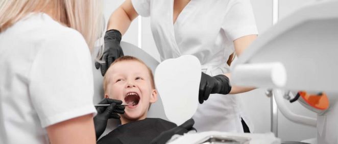 Dentista atiendo a un niño (Fuente: Freepik)