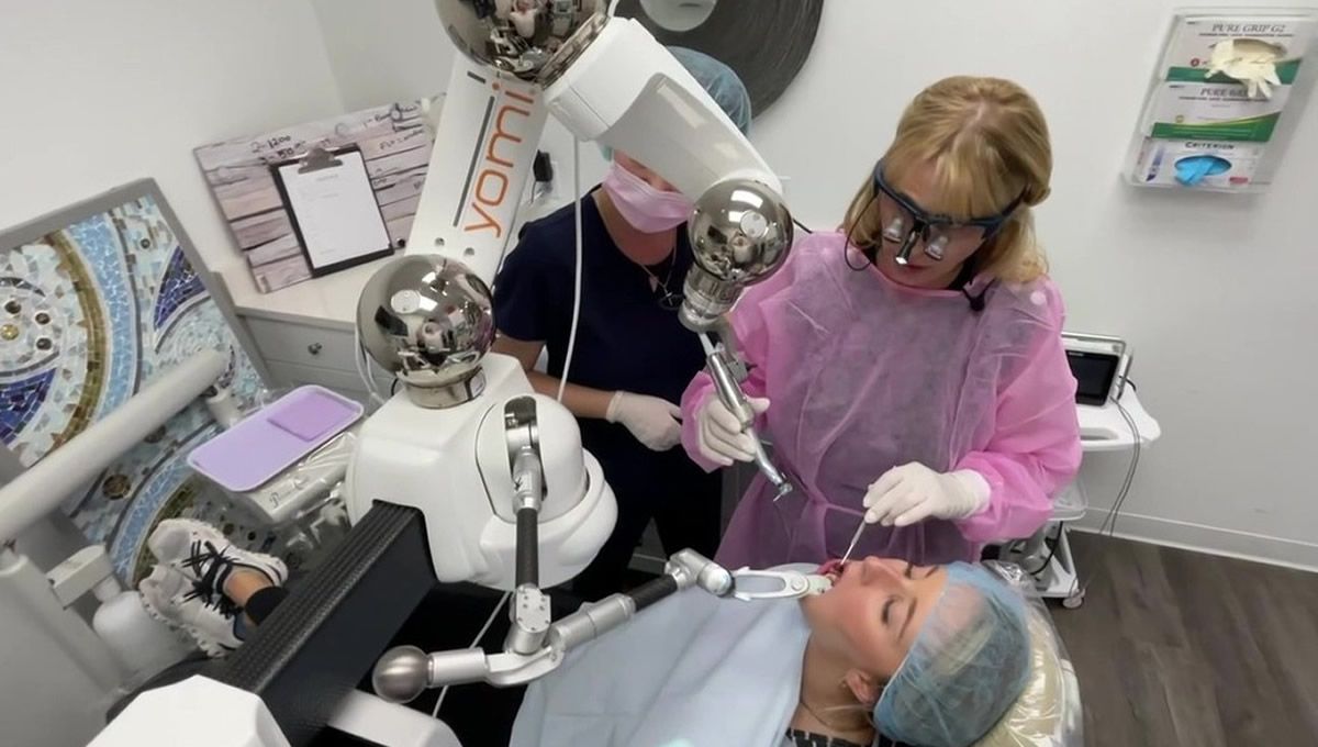 Equipo de odontólogos realizando cirugía robótica Fuente Instagram yomirobot