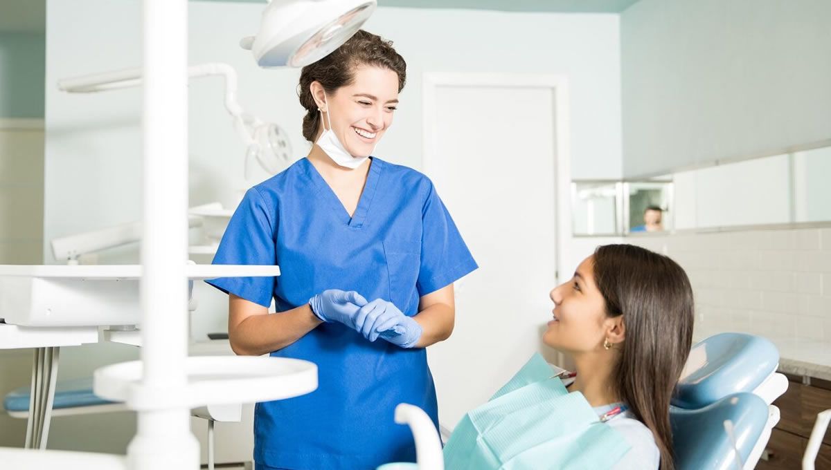 Paciente en la consulta del odontólogo (Fuente: Freepik)