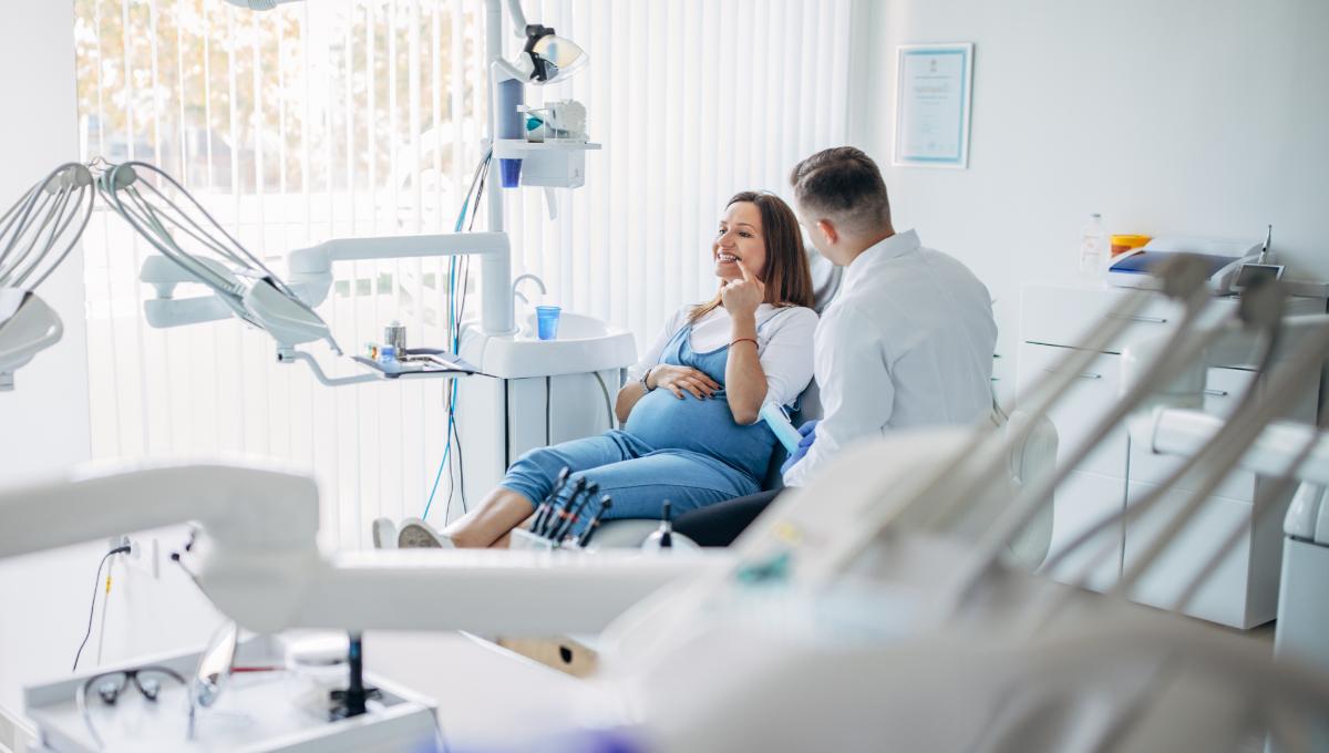Mujer embarazada en la consulta del dentista (Fuente: Canva)