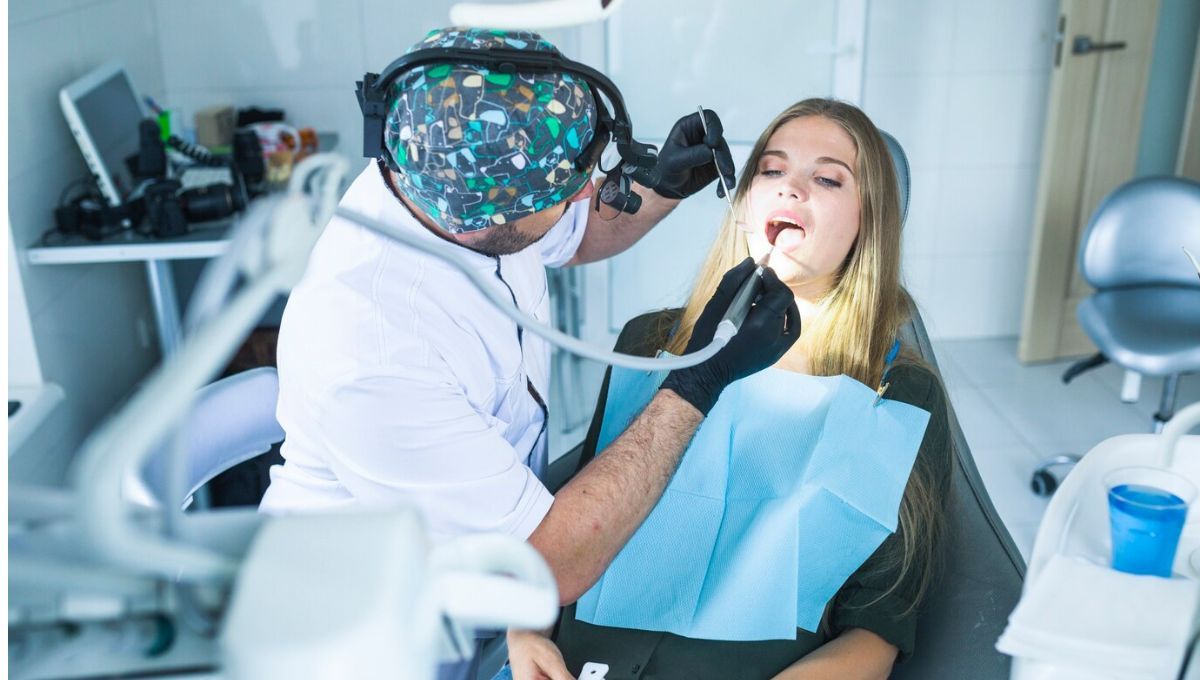 Dentistas atendiendo a una paciente (Fuente: Freepik)