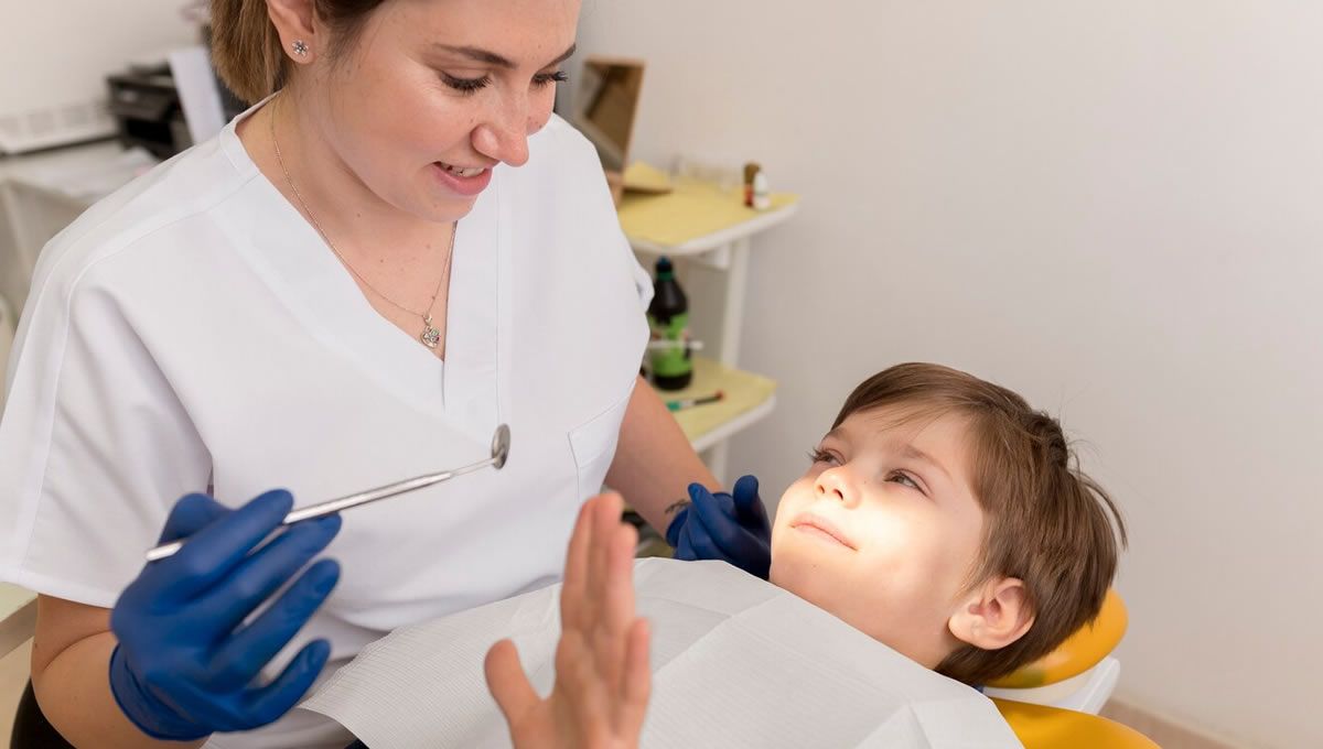 Dentista atendiendo a un niño (Fuente: Freepik)