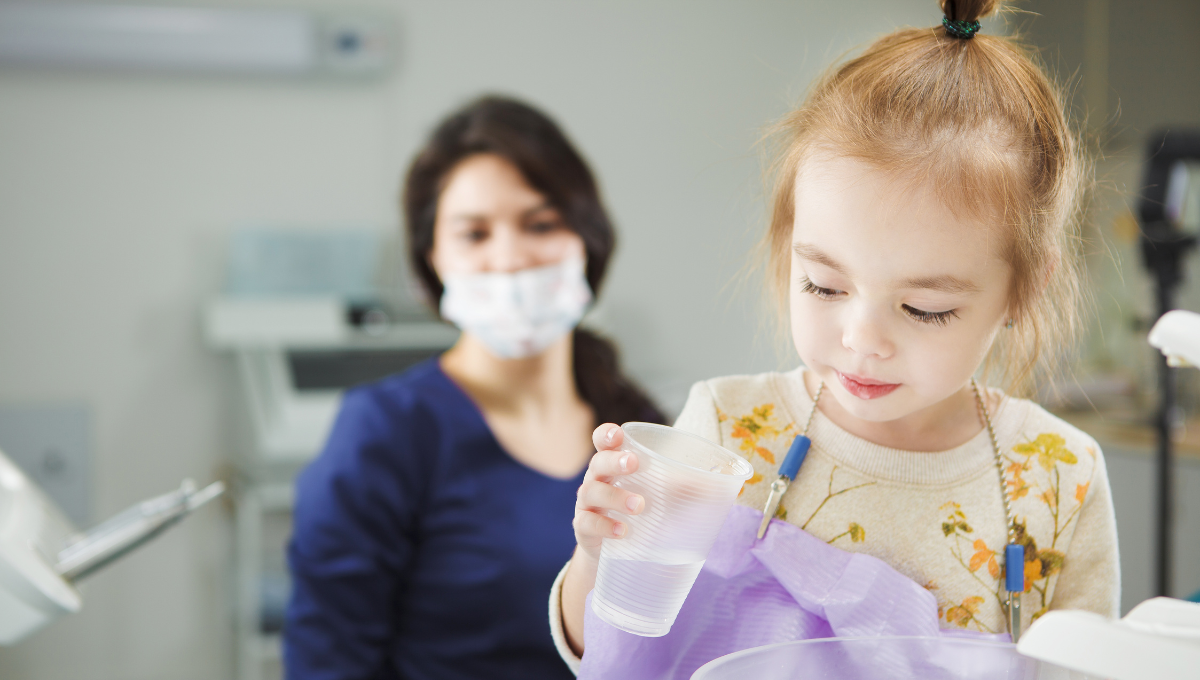 Paciente infantil en una consulta dental Fuente Canva