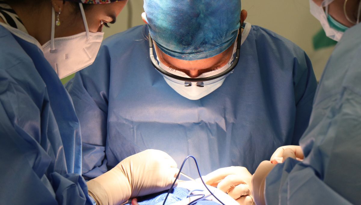 Cirujano oral durante una operación (Fuente: Freepik)