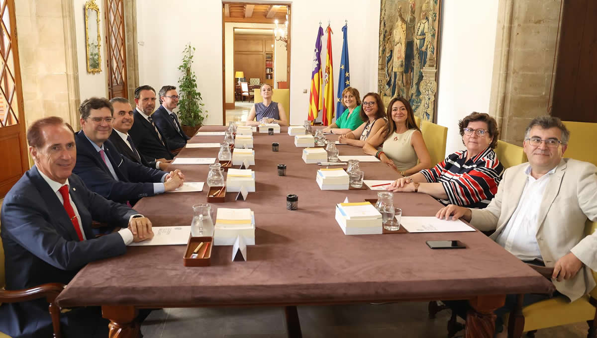 La presidenta del Govern, Margalida Prohens, junto al resto de consellers del Ejecutivo balear (Fuente: Isaac Buj EP)