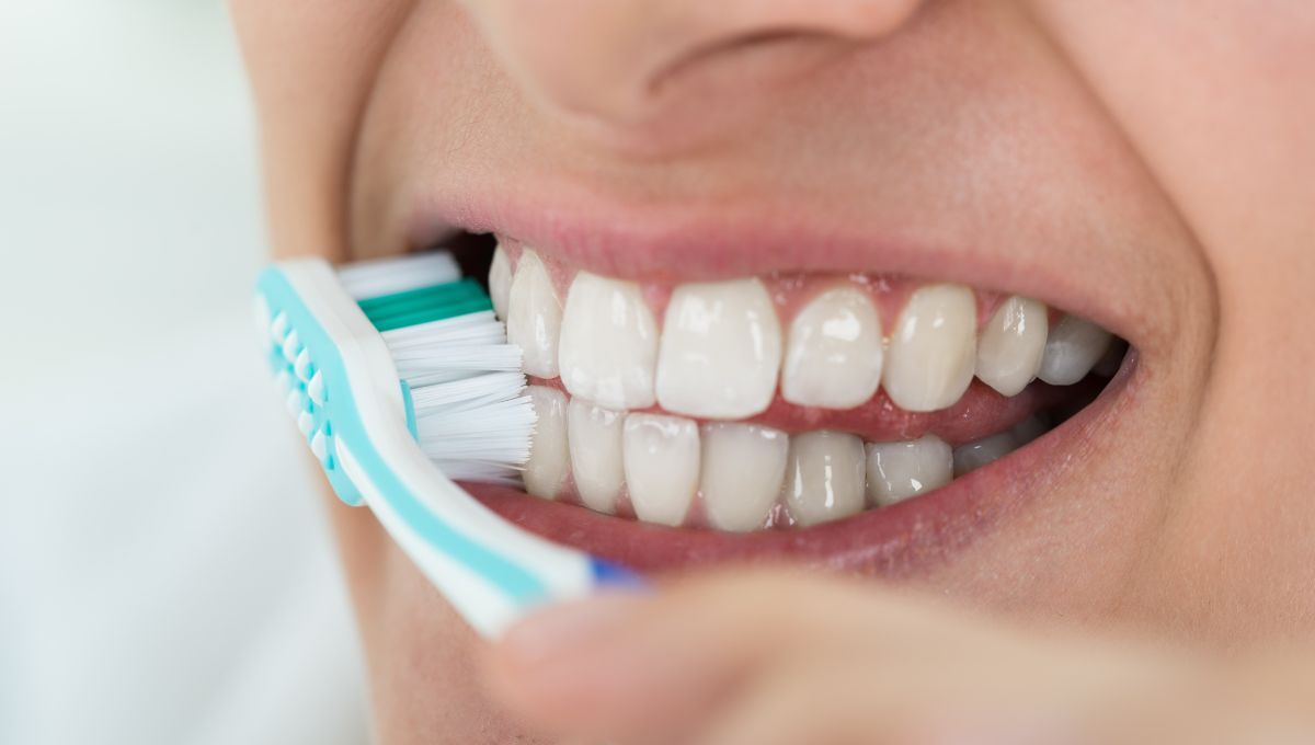 Mujer cepillandose los dientes, la mejor acción de prevención (Fuente: Canva)
