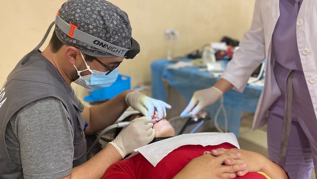 Alejandro Zurera realizando un tratamiento en el proyecto solidario Sonrisas para El Salvador (Fuente: Dentalepe)