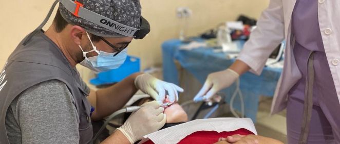Alejandro Zurera realizando un tratamiento en el proyecto solidario Sonrisas para El Salvador (Fuente: Dentalepe)